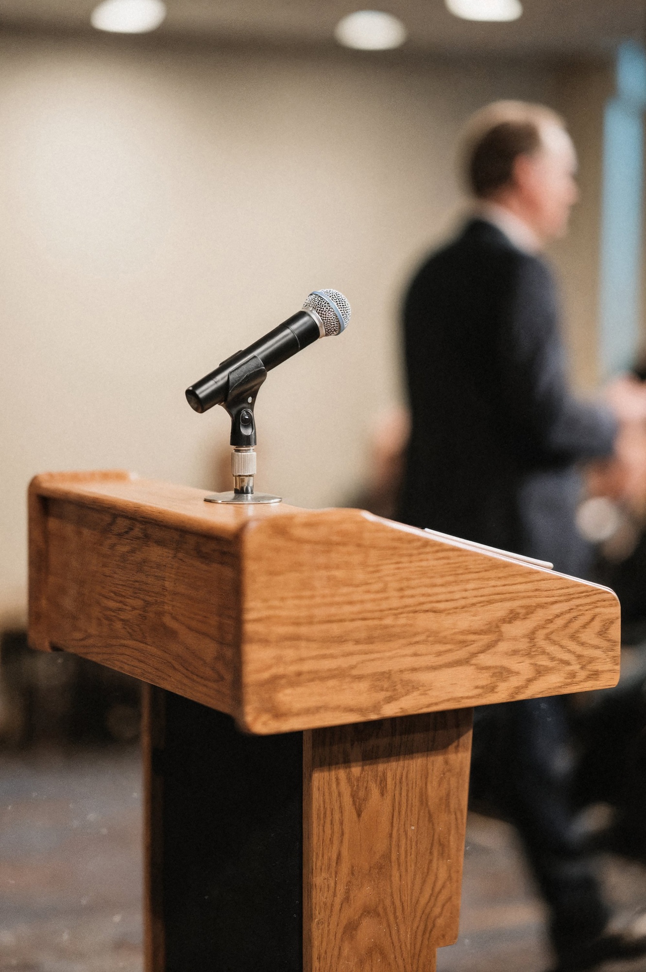 Podio con microfono pronto per una conferenza